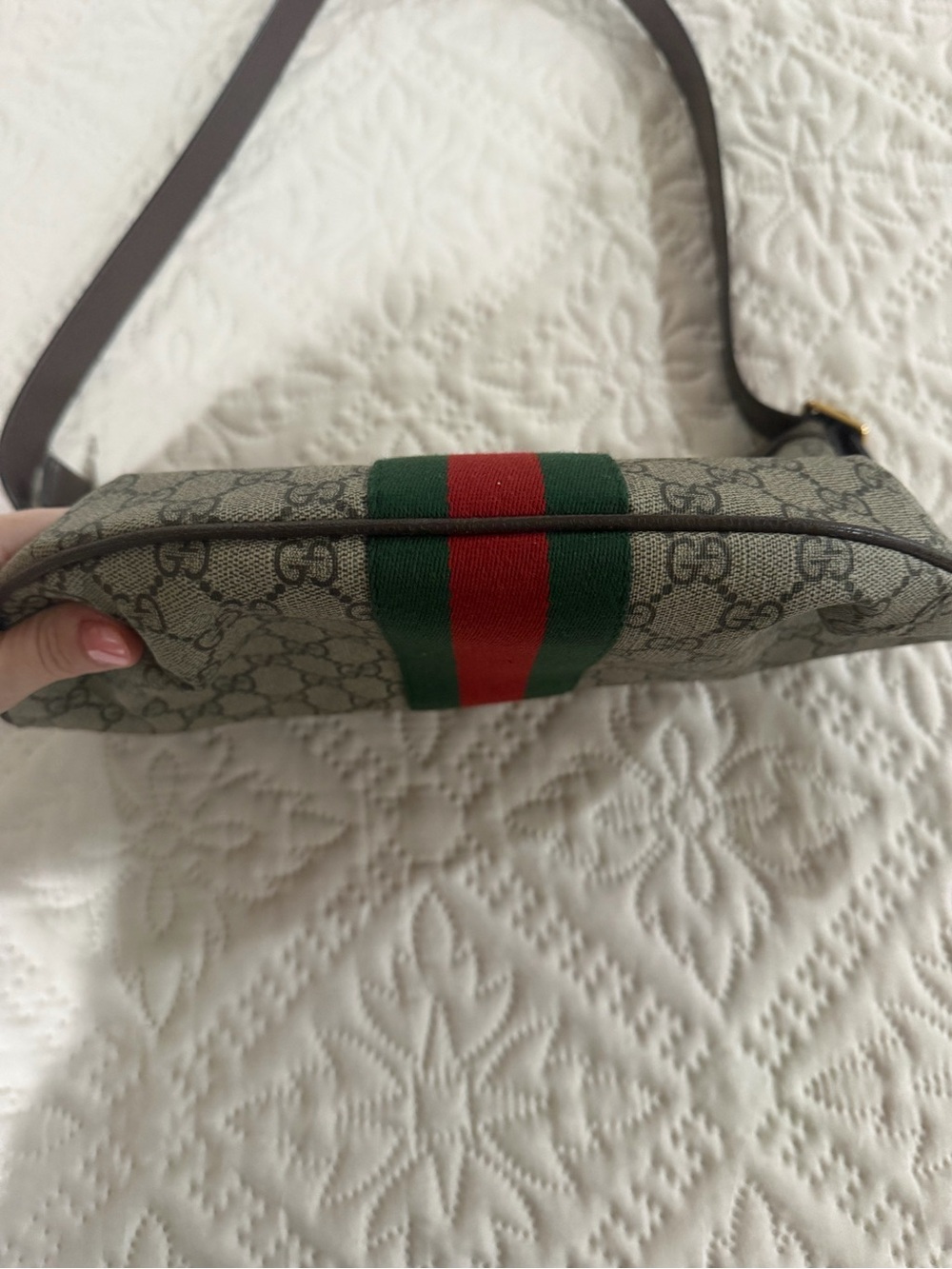 Gucci Beige GG Supreme Shoulder Bag with Red & Green Stripe - Picture 5 of 11